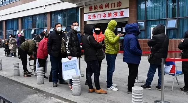 北京发热人数激增16倍，某些人提出走防疫回头路，专家：盲目乐观
